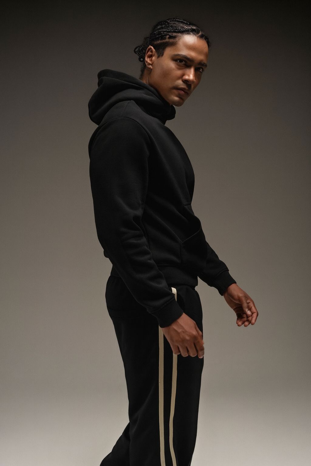BLACK HOODIE 330 GSM