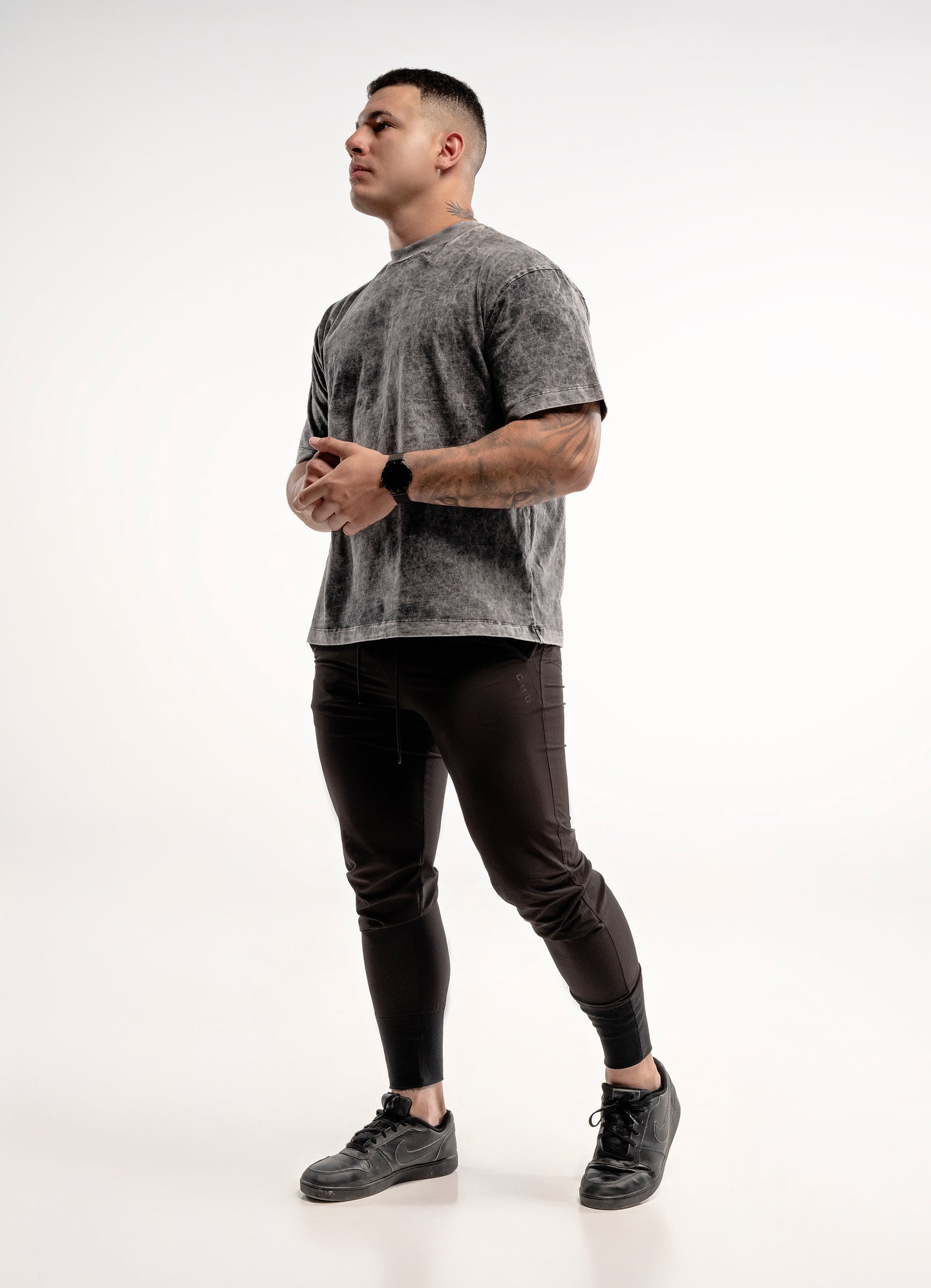 PLAYERA SEMI OVERSIZE NEGRA ACID WASH 250 GSM